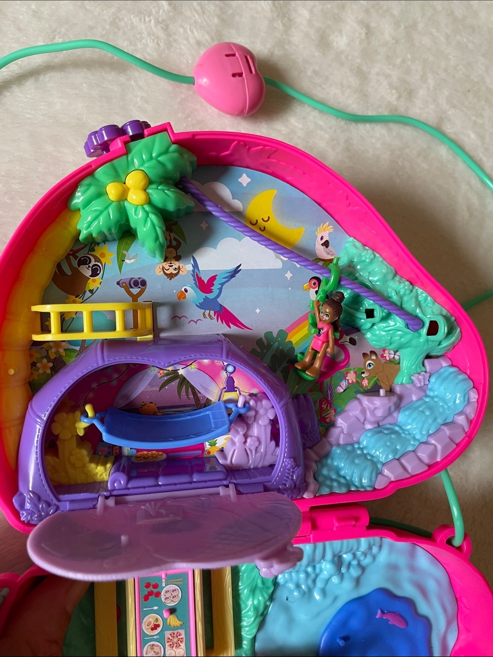 Polly Pocket Sloth Family 2-in-1 Purse Compact, a jungle-themed playset - Picture 2 of 8